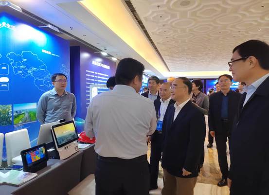 参观新技术成果展